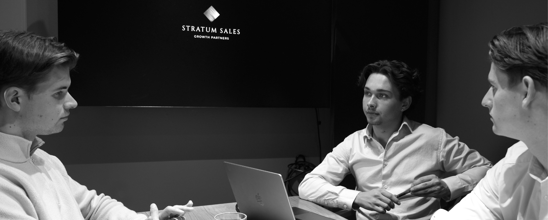 Stratum Sales teamet i møde