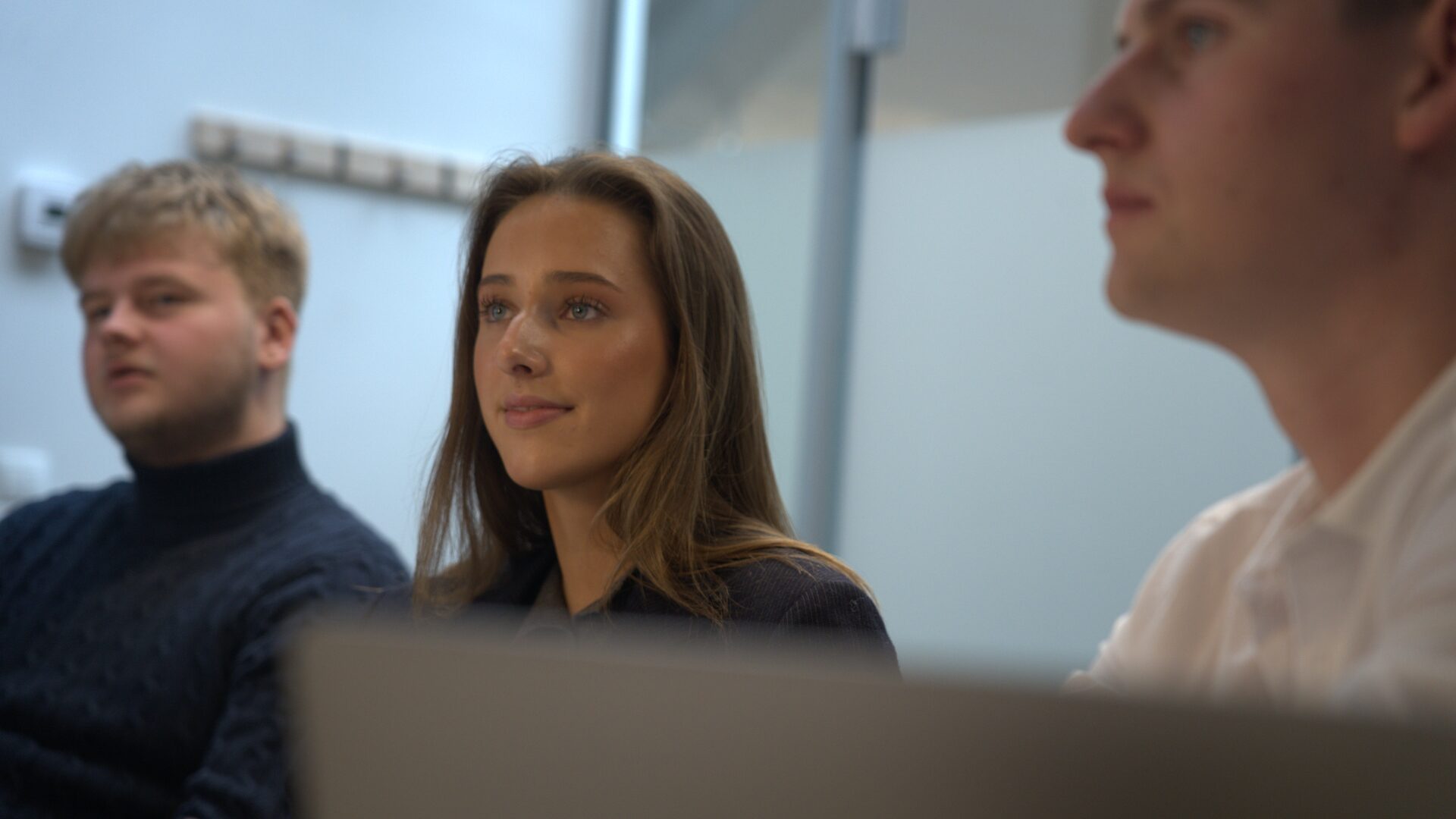 Stratum Sales teamet i møde